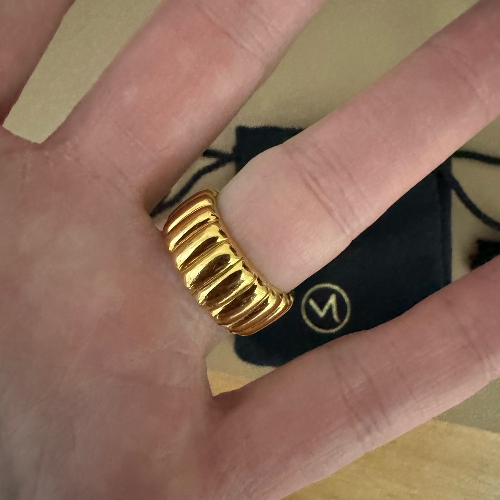 Mejuri Gold Ribbed Ring - Picture 4 of 5